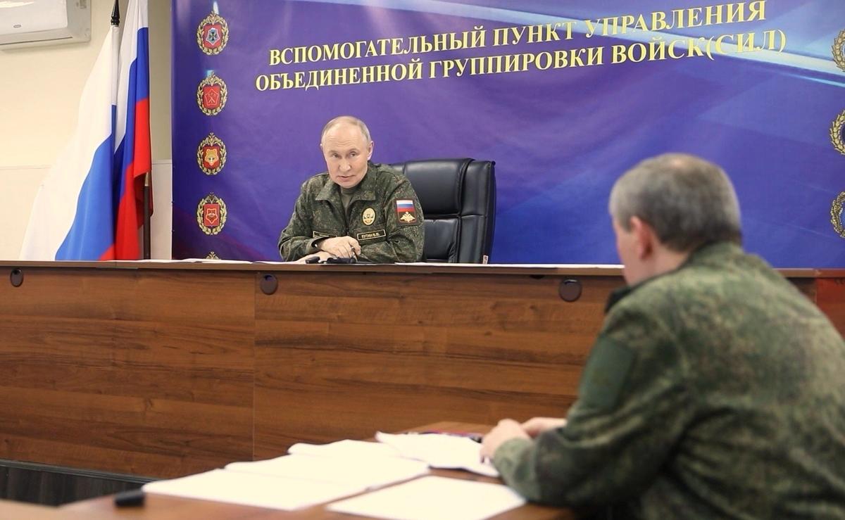 Vladimir Putin speaks to Russia’s Chief of General Staff, Valery Gerasimov. Photo: Kremlin.ru